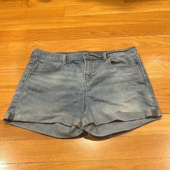 Old Navy Pants - Old navy women’s jean shorts size 14.